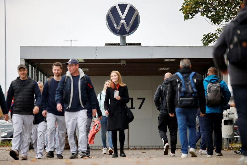 VW proposes 10% pay cut to tackle crisis