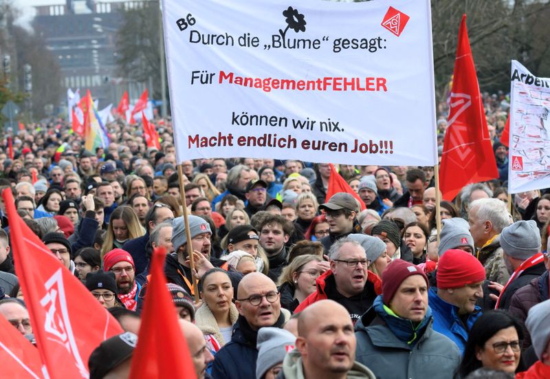 VW, unions hold 'constructive' talks, but no solution in sight