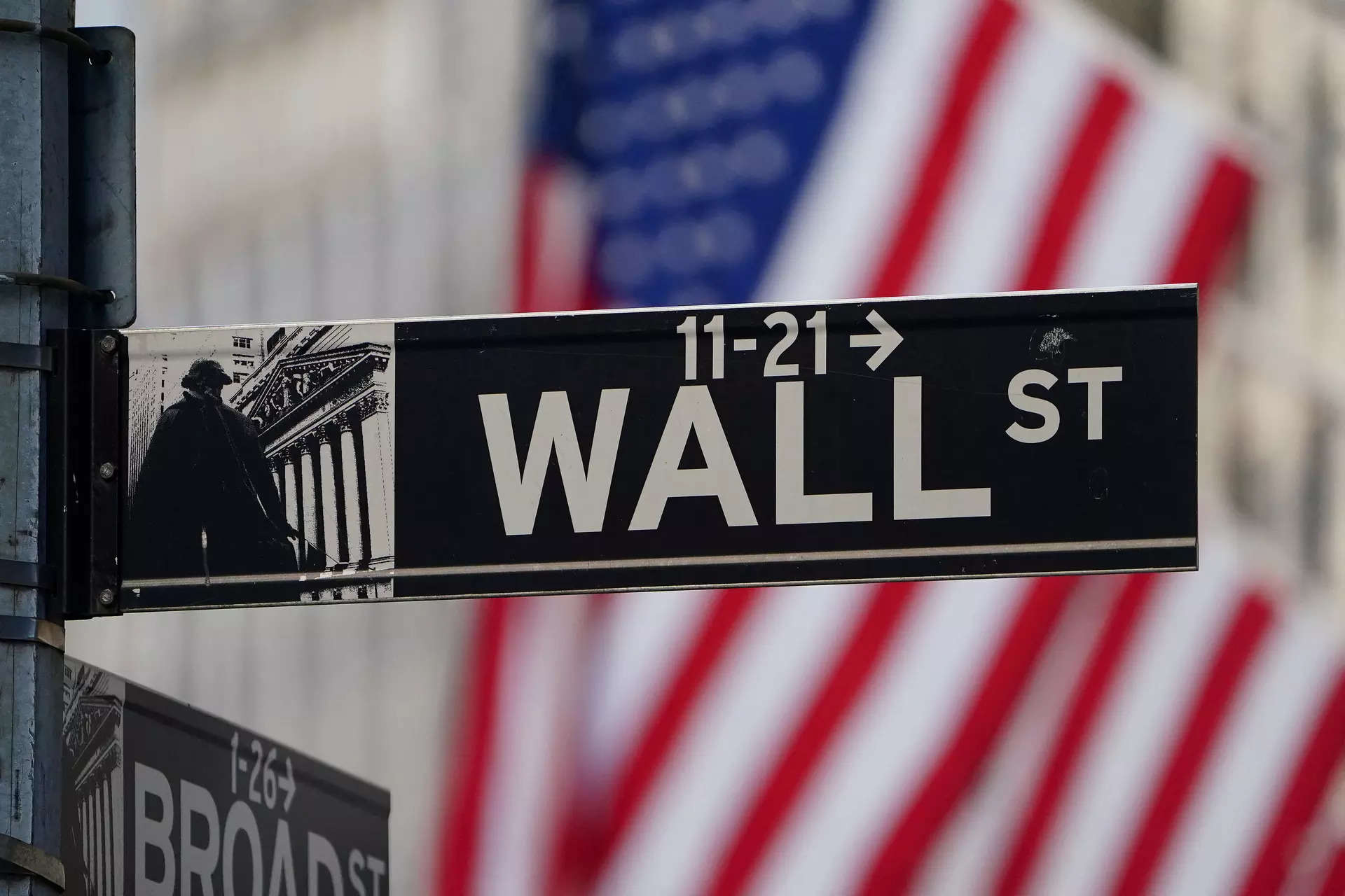 Wall St Falls, Yields Rise on Hot Labour Cost Data